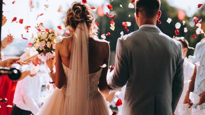 Mơ thấy đám cưới người lạ là điềm báo gì?